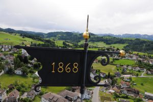 Der Blitz schlug in die Wetterfahne ein