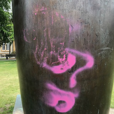 Graffitti auf Plastik von Henry Moore